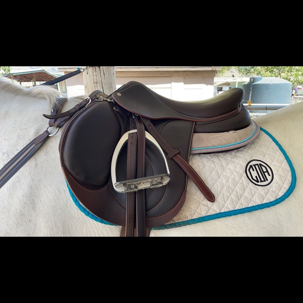 2019 devoucoux full buffalo biarritz oldara. 17.5 seat, 2A flap